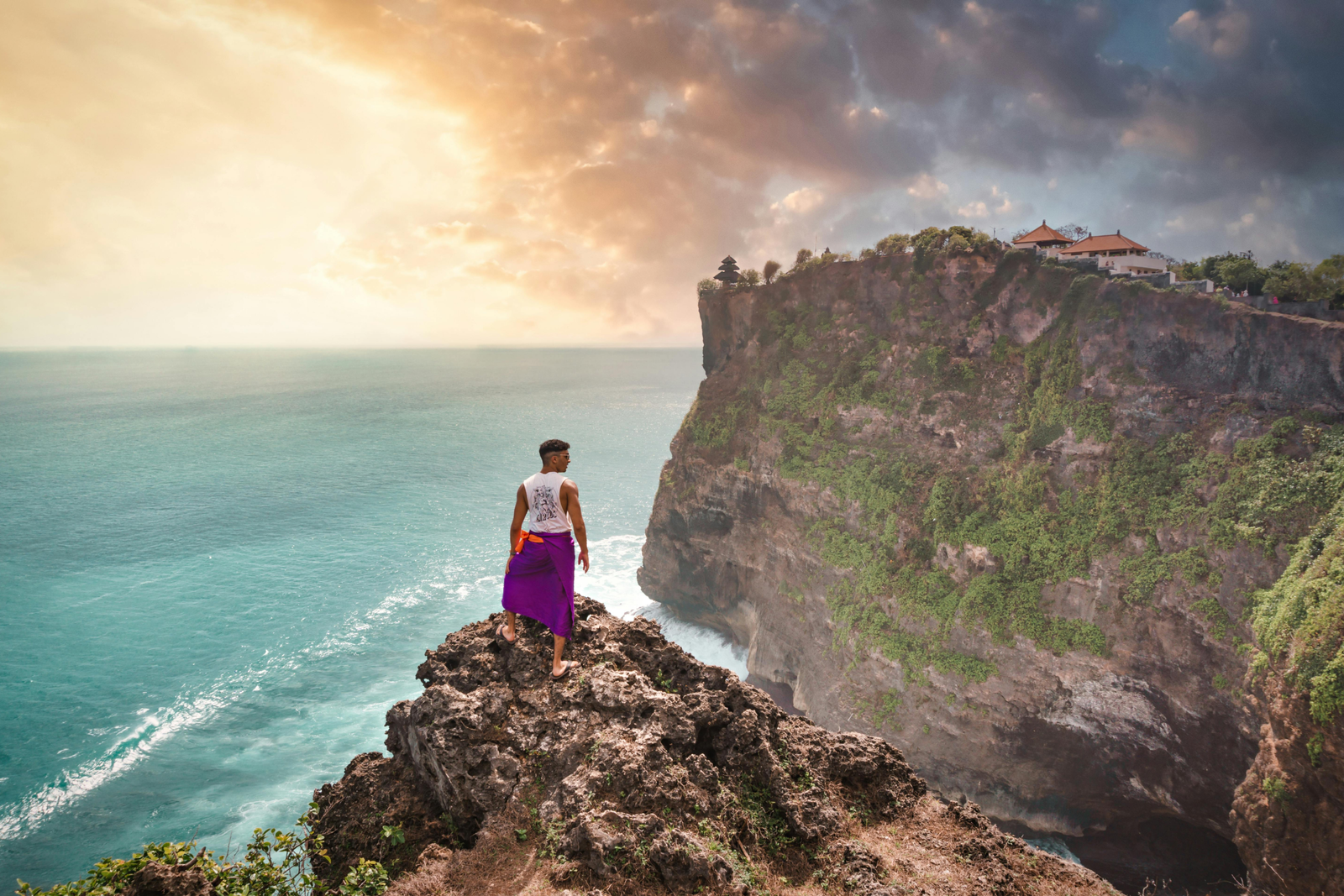 uluwatu cliff in bali