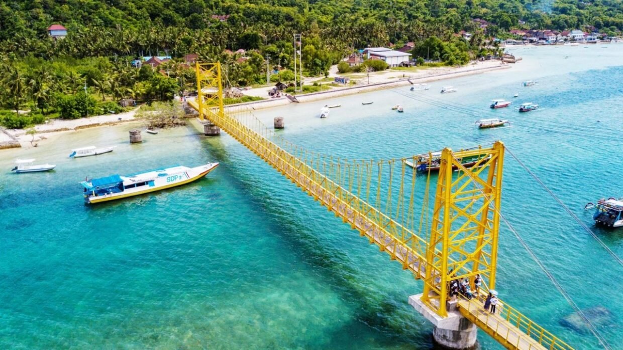 Nusa Ceningan Yellow Bridge