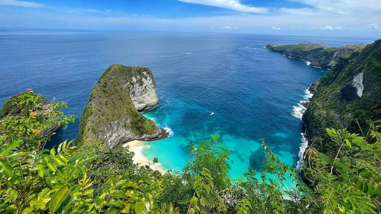 Nusa island coastline and turquoise waters near Bali